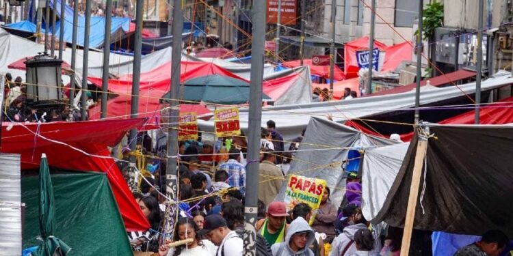 Paro de la CNTE: maestros protestan afuera de medios de comunicación en la CDMX a tres días del Mundial