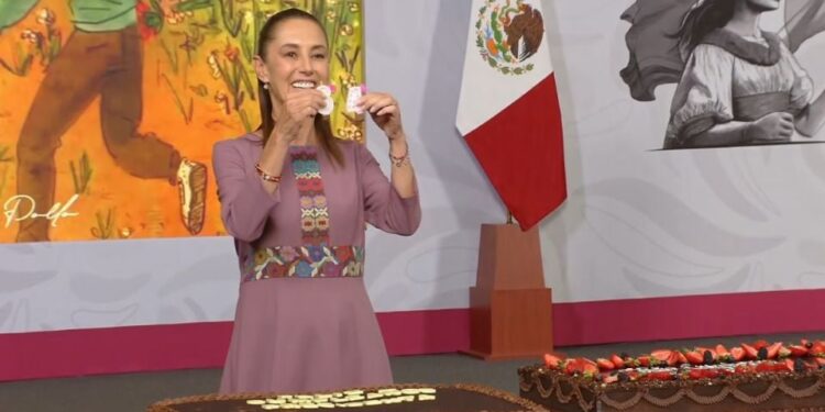 Sheinbaum celebra su cumpleaños con «Las Mañanitas», los «Beatles» y pastel en la conferencia matutina