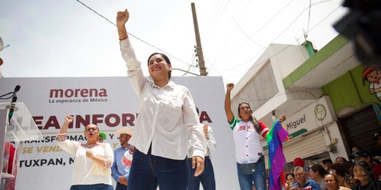 Elizabeth López Blanco exhibe músculo en interna de Morena por Nayarit