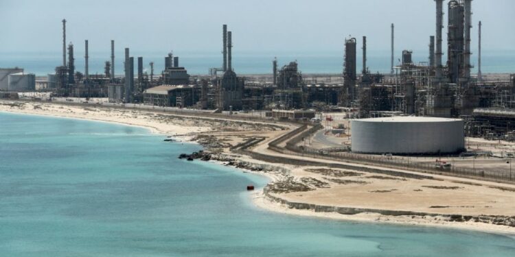 Irán inicia conversaciones con empresas japonesas para vender petróleo tras exención de sanciones de EU