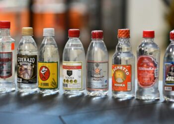 Por falta de autopsia, autoridades de Laos no pueden determinar si muerte de turistas en 2024 fue por intoxicación con alcohol adulterado
