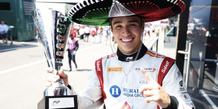 El mexicano Noel León gana la carrera principal de Fórmula 2 en Hungría; Checo Pérez lo alienta con un “a seguirle así”