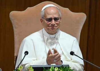 El papa almuerza con pobres y migrantes durante sus vacaciones en Castel Gandolfo