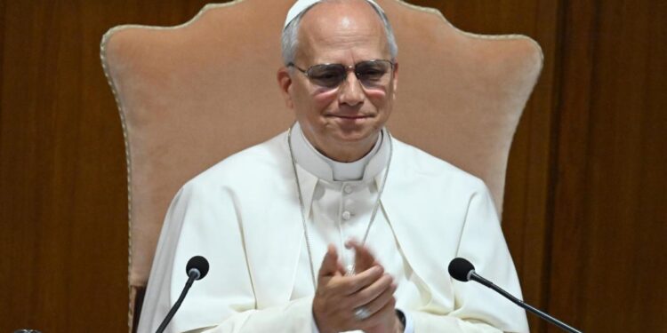 El papa almuerza con pobres y migrantes durante sus vacaciones en Castel Gandolfo