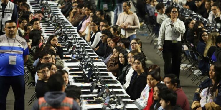 Cientos de jóvenes abarrotan el Palacio de los Deportes para el examen de control de la UNAM