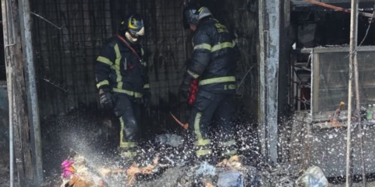 Incendio en puestos semifijos causa alarma cerca del Metro Santa Marta