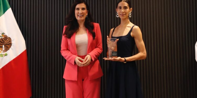 Diputada Kenia López Rabadán entrega reconocimiento a la bailarina de ballet Elisa Carrillo Cabrera
