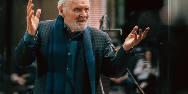 Anthony Hopkins convierte la música en una reflexión sobre la muerte a los 88 años