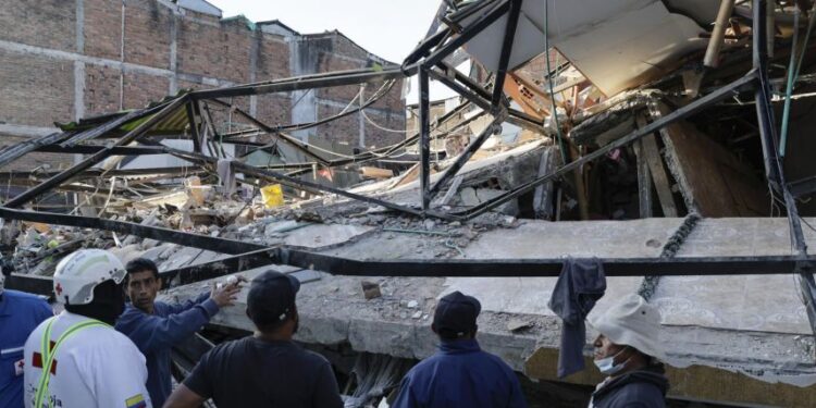 Tragedia en Colombia se incrementa en pocas horas: Suben a 234 los muertos por terremoto de 7.4