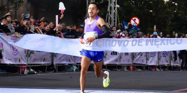 Christian Pacheco y Alemtsehay Asefa, ganadores del XLIII Maratón CDMX