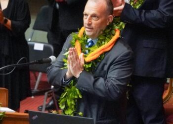 Elecciones intermedias: Josh Green, gobernador de Hawái, avanza en la carrera tras ganar las primarias demócratas