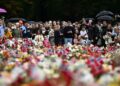 Luto en Noruega: decenas de miles de personas despiden al rey Harald V con flores y tarjetas