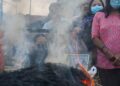 Celebran familias funerales sin cuerpos mientras Nepal busca a miles de desaparecidos