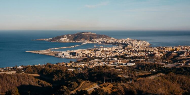 España autoriza instalar carpas para más de mil migrantes que permanecen en Ceuta