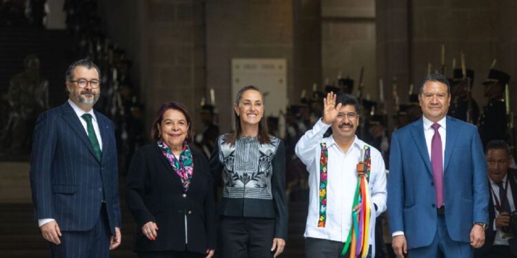 “Todavía le pueden bajar un poquito, yo pago mi teléfono”: Sheinbaum llama a la Corte a reducir sus gastos