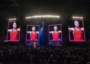 Robbie Williams convierte el Palacio de los Deportes en una gran celebración