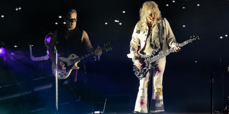 Def Leppard reúne a generaciones en una noche de guitarras y nostalgia
