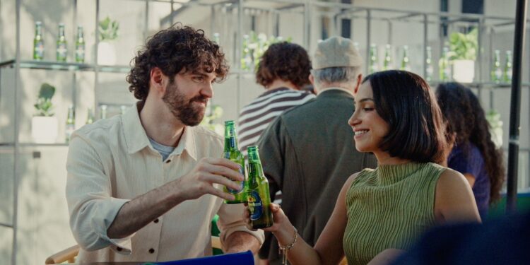 De la incomodidad de tocar la puerta a gritar un gol juntos: Heineken une a vecinos en México alrededor de la Champions League