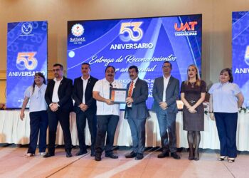 Reconoce Dámaso Anaya a trabajadores universitarios en el 53 Aniversario del SUTUAT