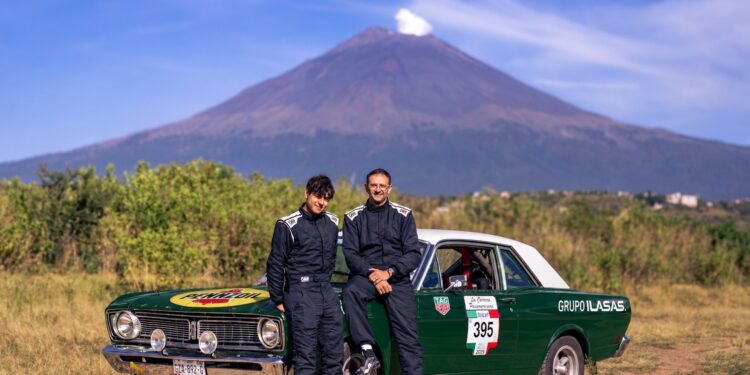Dos generaciones, un mismo volante: David y Lucca Wainstein van por La Carrera Panamericana 2026. El arte de disfrutar con estilo y sentido.