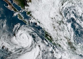 Huracán «Rachel» se debilita a categoría 1, pero se mantiene alerta por lluvias y alto oleaje en el Pacífico