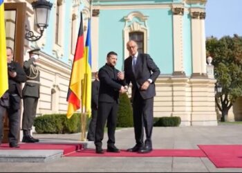 Canciller alemán visita Kyiv y acuerda con Zelenski paquete de ayuda de más de mil 400 millones de dólares