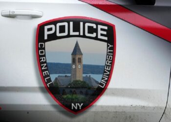 Estudiantes de Cornell exigen justicia tras denuncia por violación y grafitean edificio administrativo