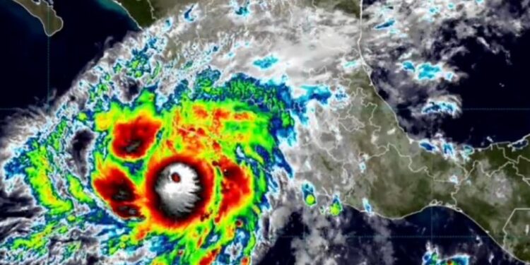 El huracán «Simón» tocaría tierra entre los municipios de La Huerta y Tomatlán la mañana del domingo