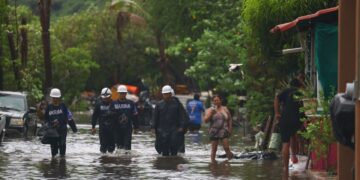 «Simón» se mantiene como huracán categoría 3; tocaría tierra hasta la medianoche del jueves