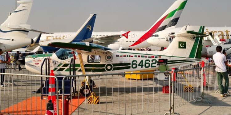 Desplome de un avión de entrenamiento militar ocasiona la muerte de sus dos pilotos en Pakistán