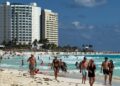 México recibe 1.3% más turistas en agosto, pero caen 6.6% los que viajan lejos de las fronteras