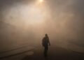 Incendio en California consume seis viviendas y obliga a miles de familias a evacuar sus hogares