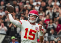 Chiefs sobreviven a Raiders y mantienen paso perfecto en la NFL