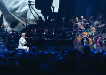 Sir Elton John recibe a México con un piano, 60 años de historia y una última canción