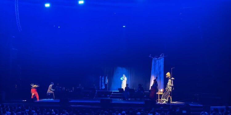 Natalia Lafourcade convierte el Teatro Metropólitan en la habitación de sus sueños