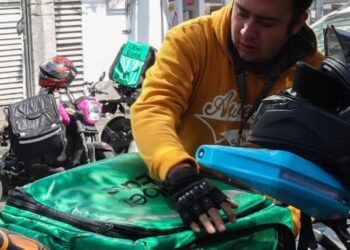Protestan repartidores por app en el Congreso de la CDMX contra propuesta para prohibir el transporte de pasajeros en moto