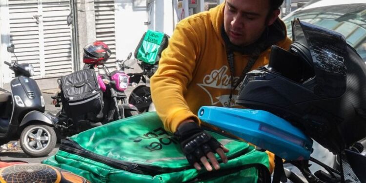 Protestan repartidores por app en el Congreso de la CDMX contra propuesta para prohibir el transporte de pasajeros en moto