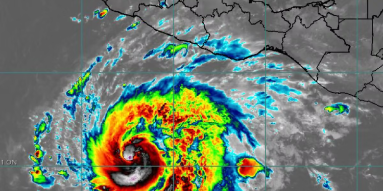Vance se convierte en huracán lejos de México y podría alcanzar categoría 3