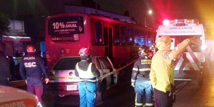 Un muerto y dos heridos tras choque en San Antonio Culhuacán